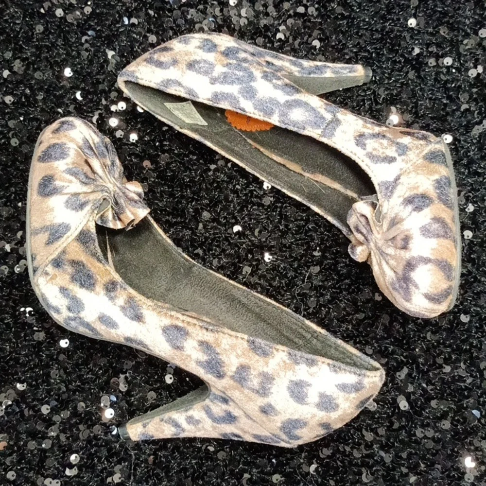 Velvet Leopard Print Pumps Tan Black Round Toe Ruffle